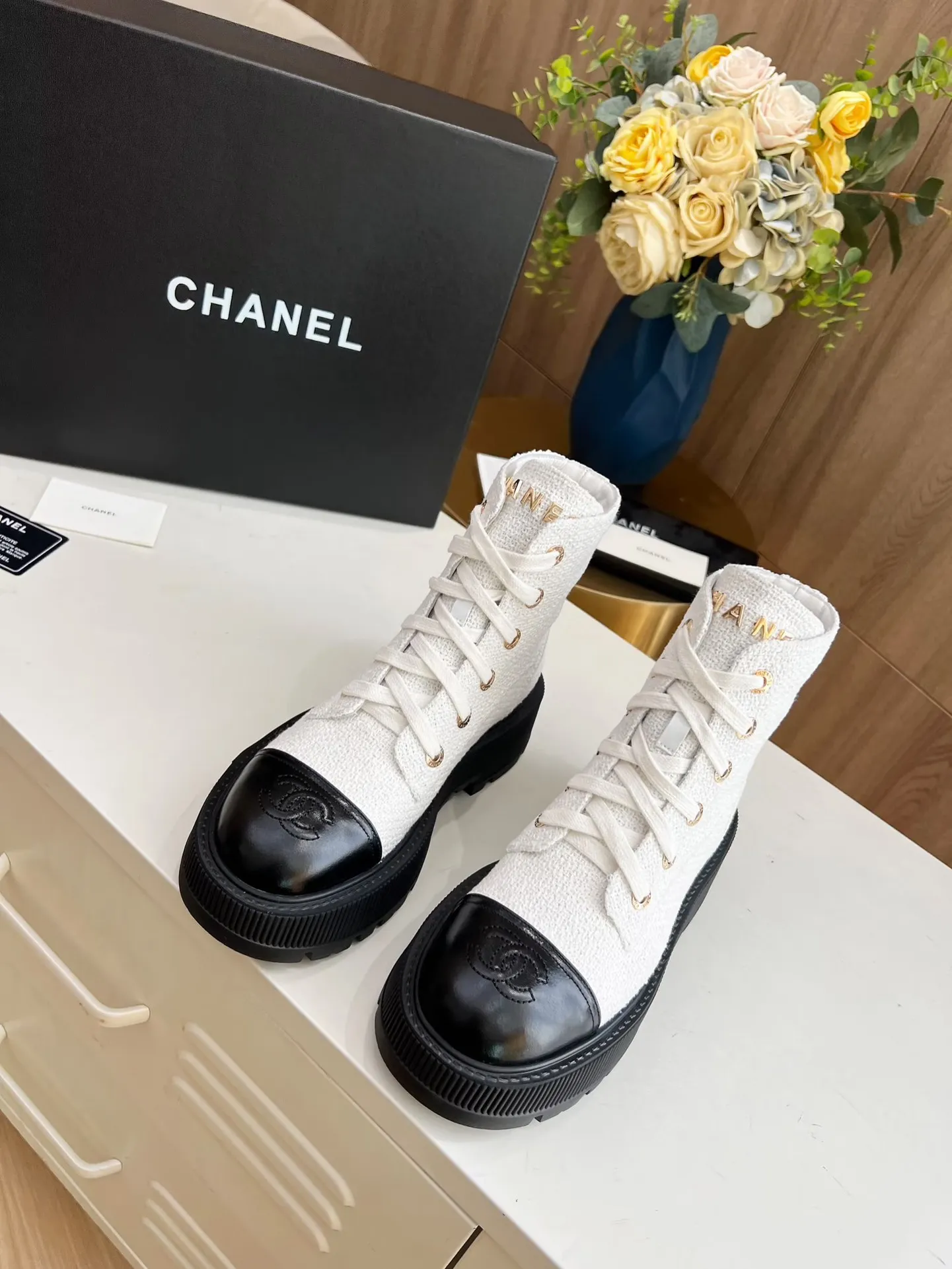 👟👟Ex-factory price 560👟👟 The original model of the new autumn and winter Chanel ankle boots✅ The strap design is super easy to put on and take off, the toe logo is electro-embroidered, the tongue is also a metal brand logo, fabric: special material, lining/foot pads: cow lining, ultra-light rubber non-slip and wear-resistant outsole, color: black, white, blue, code number: 34-41 (34, 41 need to be customized) Packaging: cloth bag card